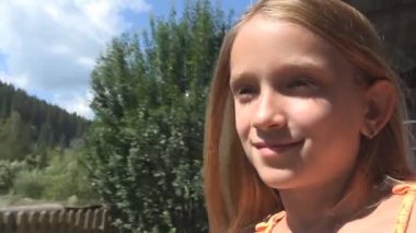 Trenle Yolculuk, Pencereye Bakan Çocuk Turisti Dağlarda Kamp Macerası Kız, Yaz Tatili