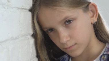 Mutsuz Çocuk, Üzgün Çocuk, Depresyondaki Hasta Hasta Hasta Genç Kız Portresi, Koronavirüs Salgınında Acınacak Kişi