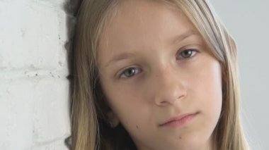 Mutsuz Çocuk, Üzgün Çocuk, Depresyondaki Hasta Hasta Hasta Genç Kız Portresi, Koronavirüs Salgınında Acınacak Kişi