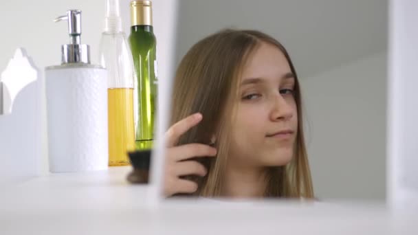 Chica cepillando el cabello en el espejo, Peineta de niño rubio, Pelo de niño pequeño vestido en el baño, Adolescentes peinado — Vídeo de stock