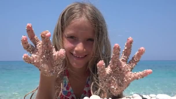 Dziewczyna bawiąca się na plaży, Portret dziecka uśmiechnięta na brzegu morza, Blondynka bawiąca się w piasku na falach morskich, Dzieci w letnie wakacje — Wideo stockowe