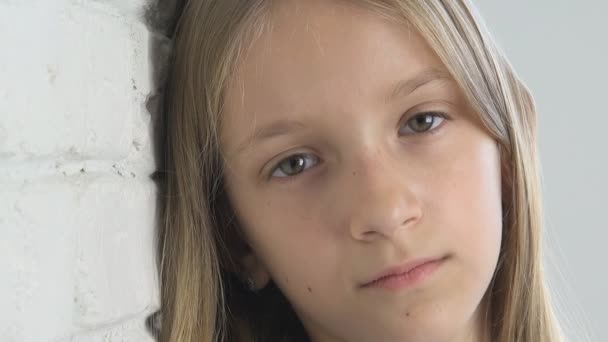 不幸な子供 悲しい子供 うつ病の病気の十代の女の子の肖像画 コロナウイルス流行のアウトブレイクで悲惨な人をストレス — ストック動画