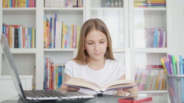 Kid Reading a Book, Child Learning for Homework School, Schoolgirl Studying from Home in Coronavirus Πανδημία, Online Εκπαίδευση — Αρχείο Βίντεο