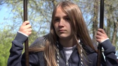 Swing 'deki Üzgün Düşünceli Kız, Park' taki Mutsuz Çocuk, Oynamayan Depresyondaki Çocuk, Coronavirüs Salgınında Ergenlerin Depresyonu