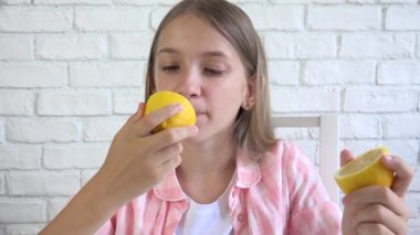 Limon Yiyen Çocuk, Meyve Yiyen Çocuk, Mutfakta Kahvaltı Eden Genç Kız