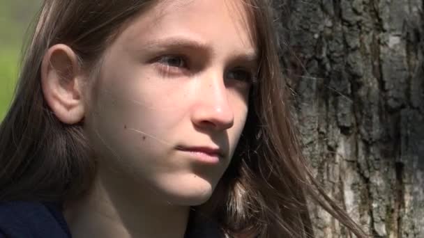 Sorglig tankfull flicka efter träd, olycklig unge, deprimerad tonåring barn inte leka, depression hos ungdomar i Coronavirus pandemi — Stockvideo