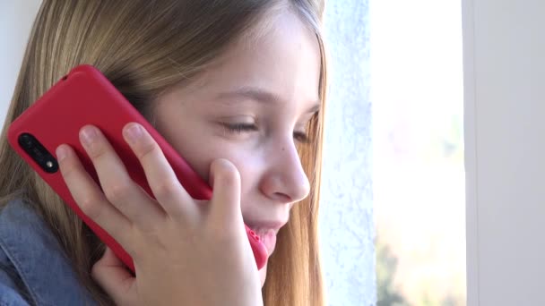 Kid on Talking op Smartphone, Kind communiceren op Smart Phone door venster, tiener blond meisje chatten met haar familie — Stockvideo