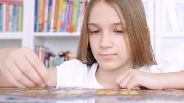 Kid gör pussel, uttråkad barn spelar smarta spel hemma, tonåring flicka spelar brädspel inomhus — Stockvideo