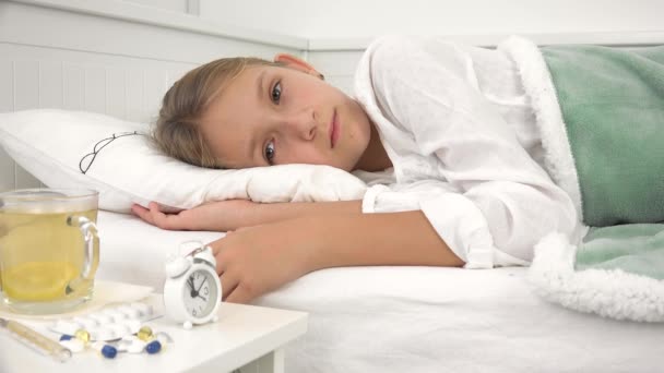 Sjukt barn i sängen, Ill Kid med termometer i Coronavirus Pandemisk kris, Flicka på sjukhus, Pills Medicine, Sjukvård — Stockvideo
