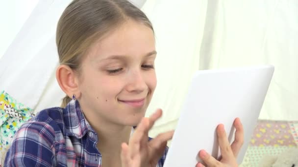 Kid Playing Tablet in Playroom, Pisanie prac domowych dla szkoły, Teenager Girl Studia plac zabaw, Dzieci Edukacja online — Wideo stockowe