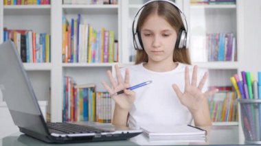 Çocuk Öğrenme, Ofiste Dizüstü bilgisayarda Çalışma, Bilgisayar Masasında Çocuk Dansı, Kulaklıkta Müzik Dinleyen Kız, Çevrimiçi Eğitim