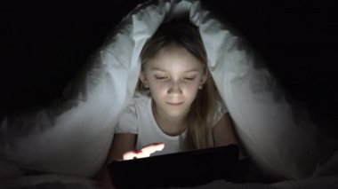 Gece Tablet Oynayan Çocuk, Yatakta İnternete Bakan Genç Kız, Uykusuz Çocuk Cihazda Eğitici Şeyler Arıyor, Yatak Odası