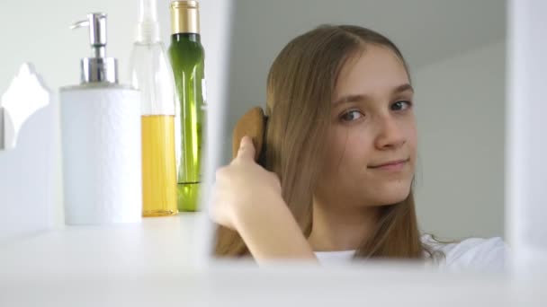 Kid borsta hår i spegel, Blond flicka kamma, Unga barn hår klädd i badrum, Frisyr tonåringar — Stockvideo