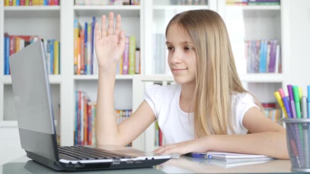 Девочка, использующая ноутбук, учится в видеоконференциях, ребенок учится на рабочем столе, ребенок в чате онлайн в коронавирусной пандемии — стоковое видео