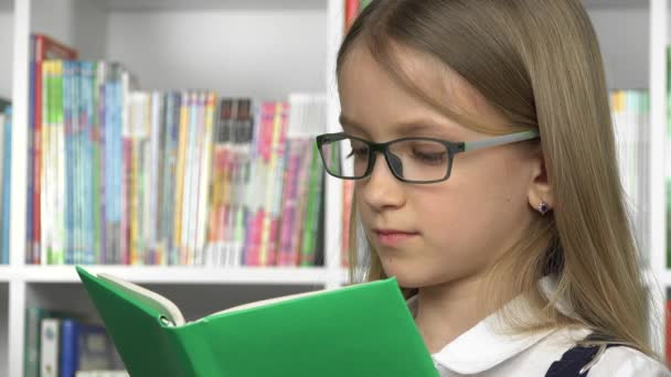 Dziewczyna czytająca książkę, Kid Learning School, dziecko uczące się z domu w pandemii koronawirusa, Homeschooling Edukacja online — Wideo stockowe