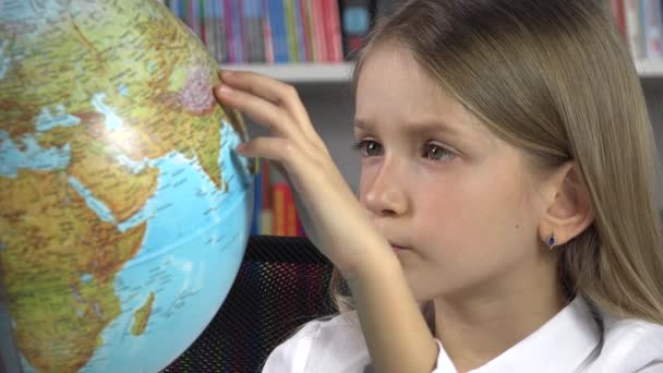 Dziecko uczące się ziemi Globe, Kid w klasie laboratoryjnej szkoły, Student Girl Learning w klasie uczennica Praca w laboratorium geograficznym — Wideo stockowe