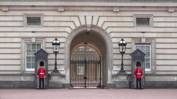 Istana London Buckingham, Pasukan Inggris Bersenjata Marching and Guarding, Tempat Terkenal, Bangunan Landmark di Eropa — Stok Video