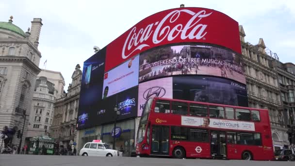 London Cars Forgalom a Piccadilly Circus, Emberek Séta, Átkelés Street, Híres helyek, Épületek Látványosságok Európában — Stock videók