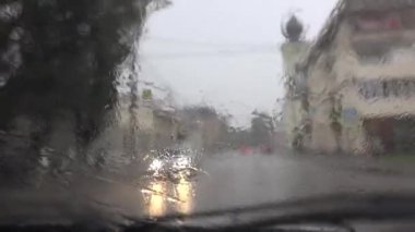 Şehirde Trafik, Sürücü Araba, Yolda Şiddetli Fırtına, Otoyol, Ön Ekranda Yağmurlu Damlalar