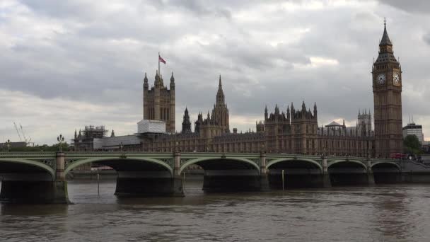 London Big Ben, Verkeer op Westminster Bridge bij het parlement, Rode Dubbeldekker bussen, Beroemde plaatsen, Gebouwen Bezienswaardigheden in Europa — Stockvideo
