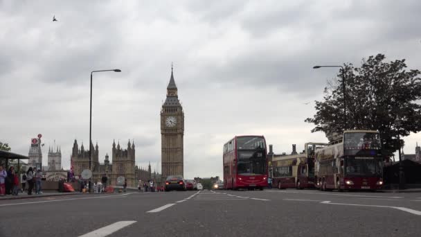 Londyn Westminster Palace, Heavy Traffic Street z czerwonymi autobusami, Big Ben, Słynne miejsca, Zabytki Europy — Wideo stockowe