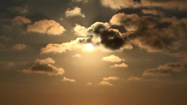 เมฆบนท้องฟ้าสีฟ้า ดราม่าซันเซ็ท วันฟลัฟฟี่เมฆบนทะเลในฤดูร้อน — วีดีโอสต็อก