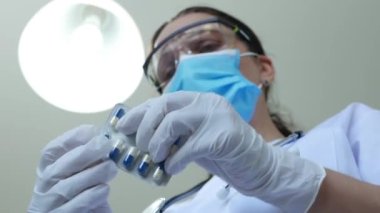 Coronavirus, Doktor Koruyucu Yüz Maskesi Giyin, Hastanedeki Salon 'daki Hastalara Danışmanlık, İlaç, İlaç, Tıbbi Personel, Uyuşturucu