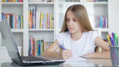 Çocuk Koronavirüs Salgını, Çocuk Öğrenme, Yazma Evi, Liseli Kız Evde Eğitim, Çevrimiçi Eğitim