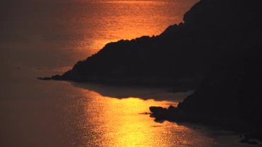 Sunset 'te sahil, Yunanistan' da sahil Yazın Günbatımında Okyanus, Alacakaranlık Burnu