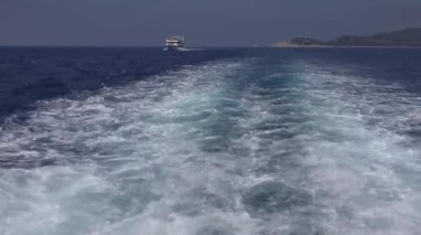 Yunanistan 'da Akdeniz' deki feribot, Gezinti Feribotu, Turistlerle Gezi Teknesi, Yaz Tatilinde Gemi