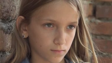 Üzgün Suratlı Çocuk Mutsuz Çocuk, Düşünceli Zorba Genç Kız Park 'ta, Çocuk İfadesi Üzüntüsü, Ergenlik Depresyonu Portresi