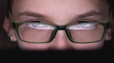Çocuk Laptop 'ta Oynuyor, Bilgisayar Gecesinde, Gözlüklü Çocuk Masaüstünde İnternet Taraması, Kız Video Oyunları, Çevrimiçi Eğitim
