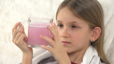 Hasta Çocuk Yatakta, Hasta Çocuk Coronavirüs Salgınında Uyuşturucu İçen Çocuk, Acı çeken Kız İlaç, İlaç, Sağlık Hizmetleri