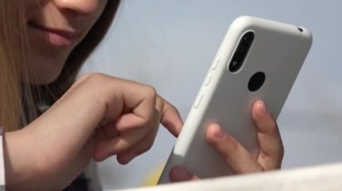 Ergen Kız Akıllı Telefon Oynuyor, Çocuk Parktaki Akıllı Telefon 'da İnternet Taraması, Genç Çocuk Oyun Alanı' nda Aygıt Kullanıyor