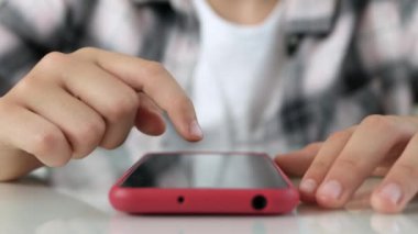 Akıllı Telefon Oynayan Çocuk, Telefonla İnternete Bakan Çocuk, Mesajları Okuyan Sarışın Genç Kız, Cihazlar Aranıyor