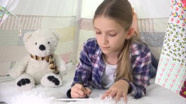 Çocuk Oyun Odası 'nda Tablet Oynuyor, Okul Ödevi Yazıyor, Kız Okuma Bahçesi, Çocuk Eğitimi, Ev Eğitimi