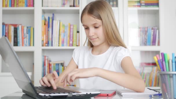 Bilgisayarda Daktilo Oynayan Çocuk, Masaüstü Bilgisayarında Çocuk Çalışması İnternet, Genç Kız Yazarlığı, Çevrimiçi Okul Eğitimi — Stok video