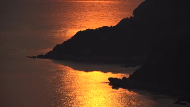 日落时的海滩，希腊海滨，夏天日落时的海洋，黄昏时的海景 — 图库视频影像