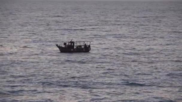 Pescatori in barca sul mare al tramonto, Pesca in oceano al tramonto, Nave isolata a onde — Video Stock