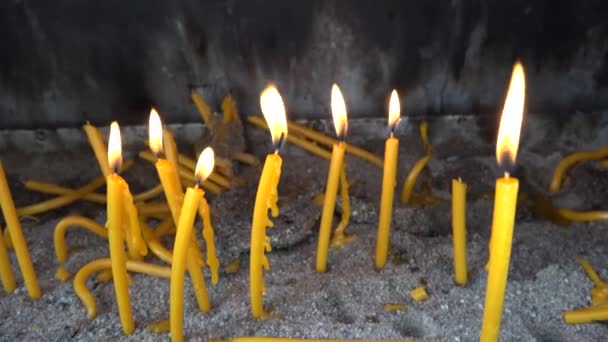 Burning Candles in Dark, Κεριά στην Ορθόδοξη Εκκλησία, Φως Σύμβολο στη Μονή, Θρησκευτική Παράδοση — Αρχείο Βίντεο