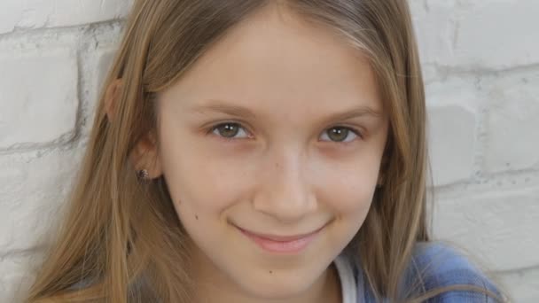 Παιδικό χαμογελαστό πορτρέτο, γελαστό πρόσωπο παιδιού κοιτάζοντας στην κάμερα, χαρούμενο ξανθό έφηβο κορίτσι, παιδική έκφραση — Αρχείο Βίντεο