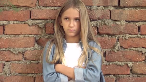 Sad Kid, Olycklig Barn, Tankeväckande mobbade Tonåring Flicka Utomhus i Park, Barn Sadness, Depression Porträtt av ungdomar — Stockvideo