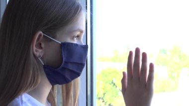 Koronavirüs Salgınında Koruyucu Maske Giyen Hasta Çocuk, Pencereye Bakan Üzgün Çocuk, Covid-19 Krizindeki Mutsuz Sıkıcı Kız