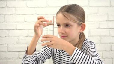 Çocuk İçme Suyu, Çocuk Bardaktan Taze Su İçiyor, Mutfakta Susamış Sarışın Kız, Çocuk Sağlığı Hizmetleri