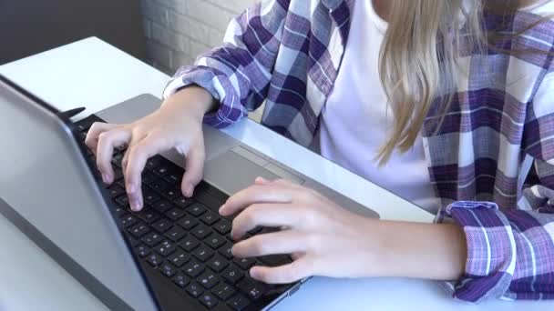 Niños navegando por Internet en el ordenador portátil, Niño estudiando mecanografía en la computadora en la pandemia del Coronavirus, Aprendizaje de niñas, Educación Escolar en línea — Vídeo de stock