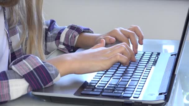 Niña que navega por Internet en el ordenador portátil, Niño que estudia mecanografía en la computadora en la pandemia del Coronavirus, Aprendizaje para niños, Educación Escolar en línea — Vídeo de stock
