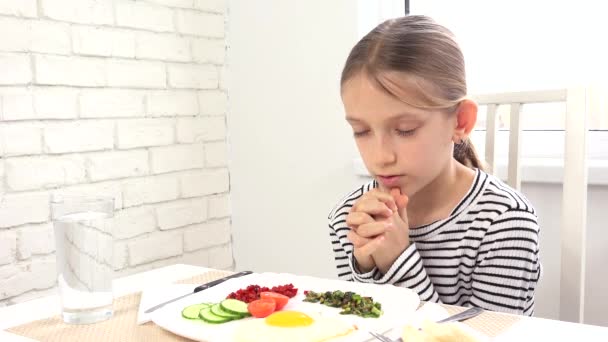 Niña rezando antes de desayunar en la cocina, niño preparándose para comer, niño cristiano religioso Vista en casa — Vídeos de Stock
