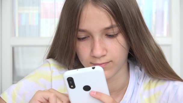 Criança jogando Smartphone, Kid Browsing Internet no telefone, Mensagens de leitura da menina adolescente, Crianças pesquisando on-line em dispositivos — Vídeo de Stock