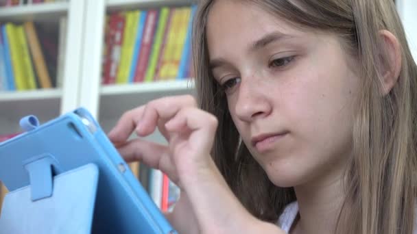 Niño jugando tableta navegar por Internet, Niño usando dispositivo de pantalla táctil, Chica rubia escribiendo mensajes de lectura, Adolescente juego en línea — Vídeo de stock