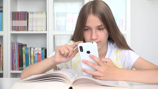 Kind spielt Smartphone, Kind surft am Telefon im Internet, Teenager lesen Nachrichten, Kinder suchen online auf Geräten — Stockvideo